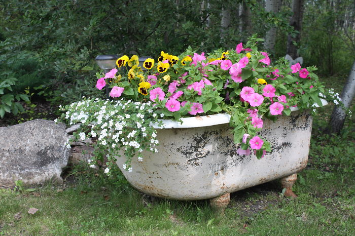 recycled-furniture-garden-27__700